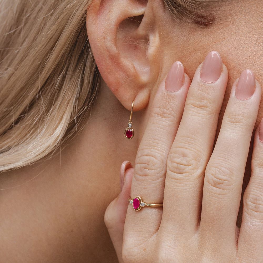 Klassischer ovaler Rubin- und runder Diamantring aus 9 Karat Gelbgold