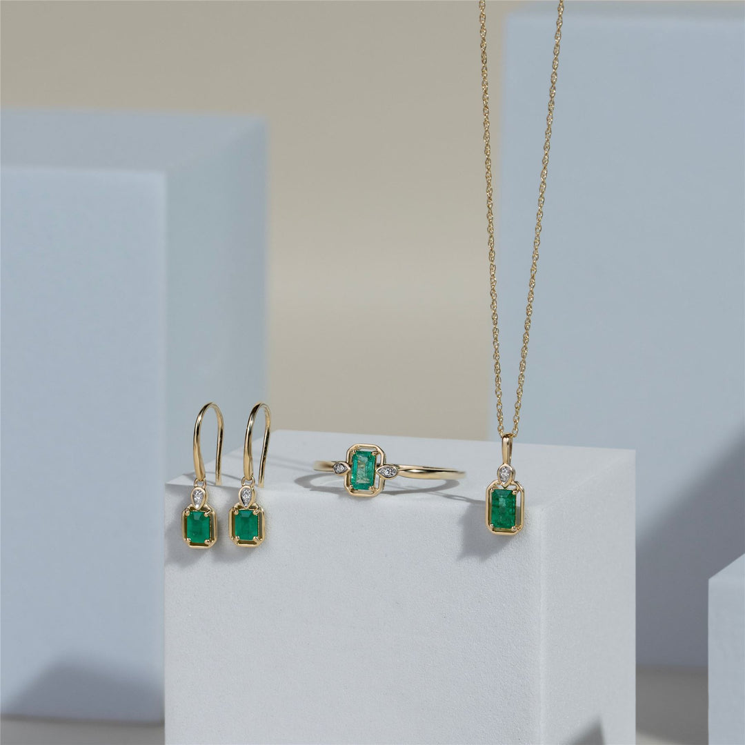 Klassische Smaragd-Baguette- und Diamant-Tropfenohrringe aus 9 Karat Gelbgold