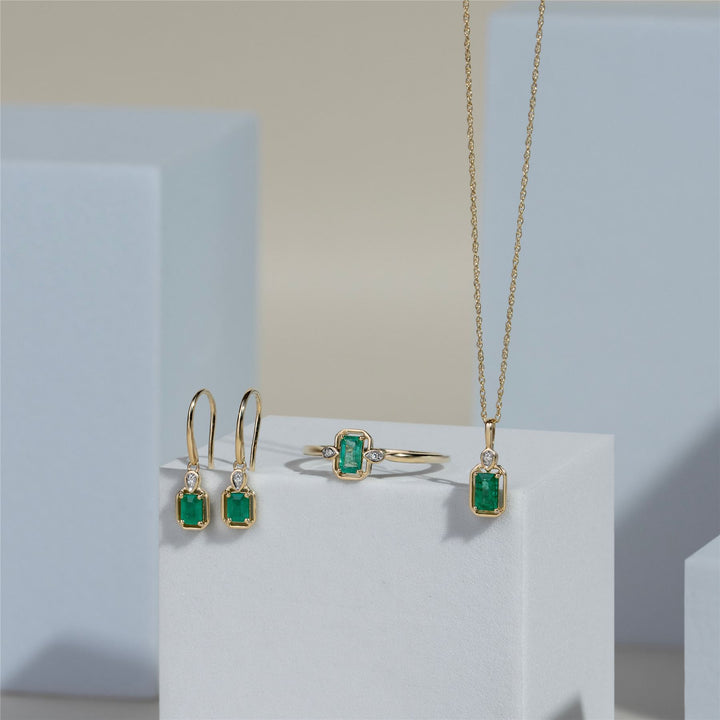 Klassische Smaragd-Baguette- und Diamant-Tropfenohrringe aus 9 Karat Gelbgold
