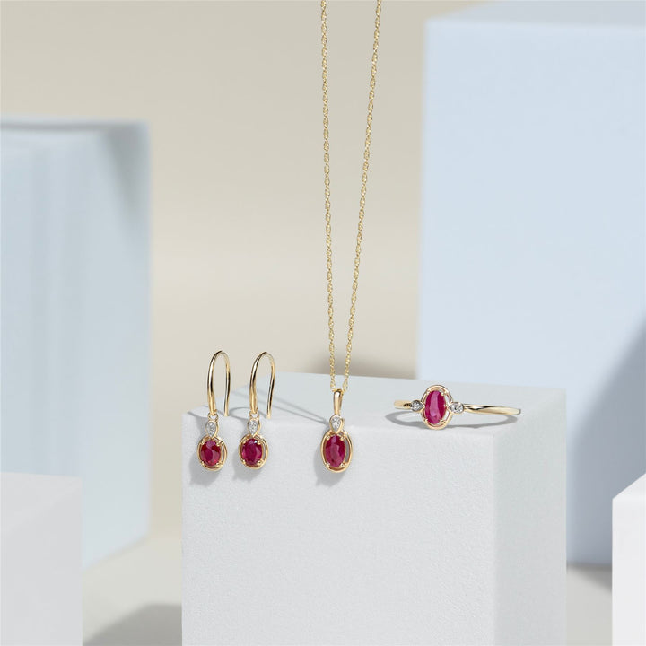 Klassischer ovaler Rubin- und runder Diamantring aus 9 Karat Gelbgold