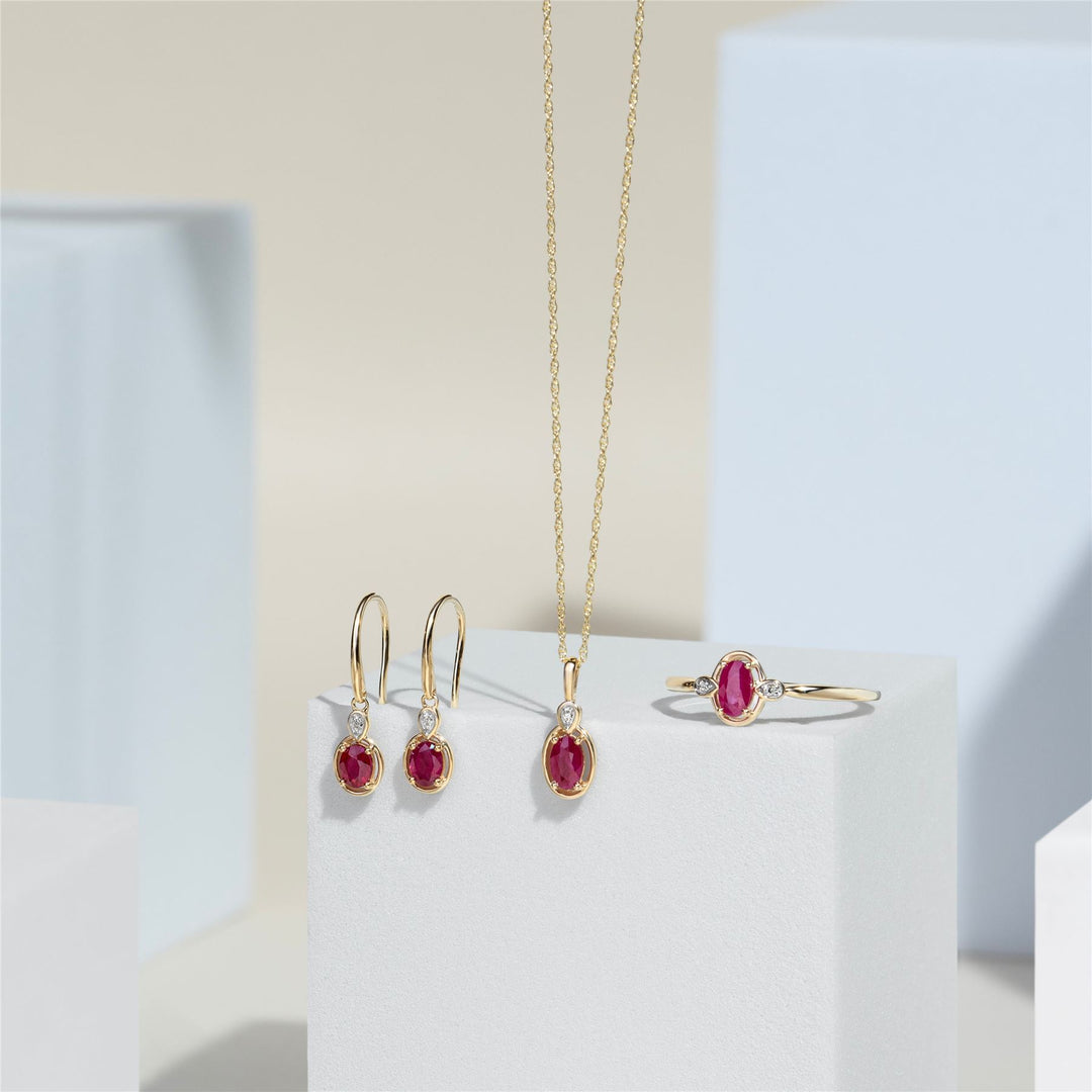 Klassischer ovaler Rubin- und runder Diamantring aus 9 Karat Gelbgold