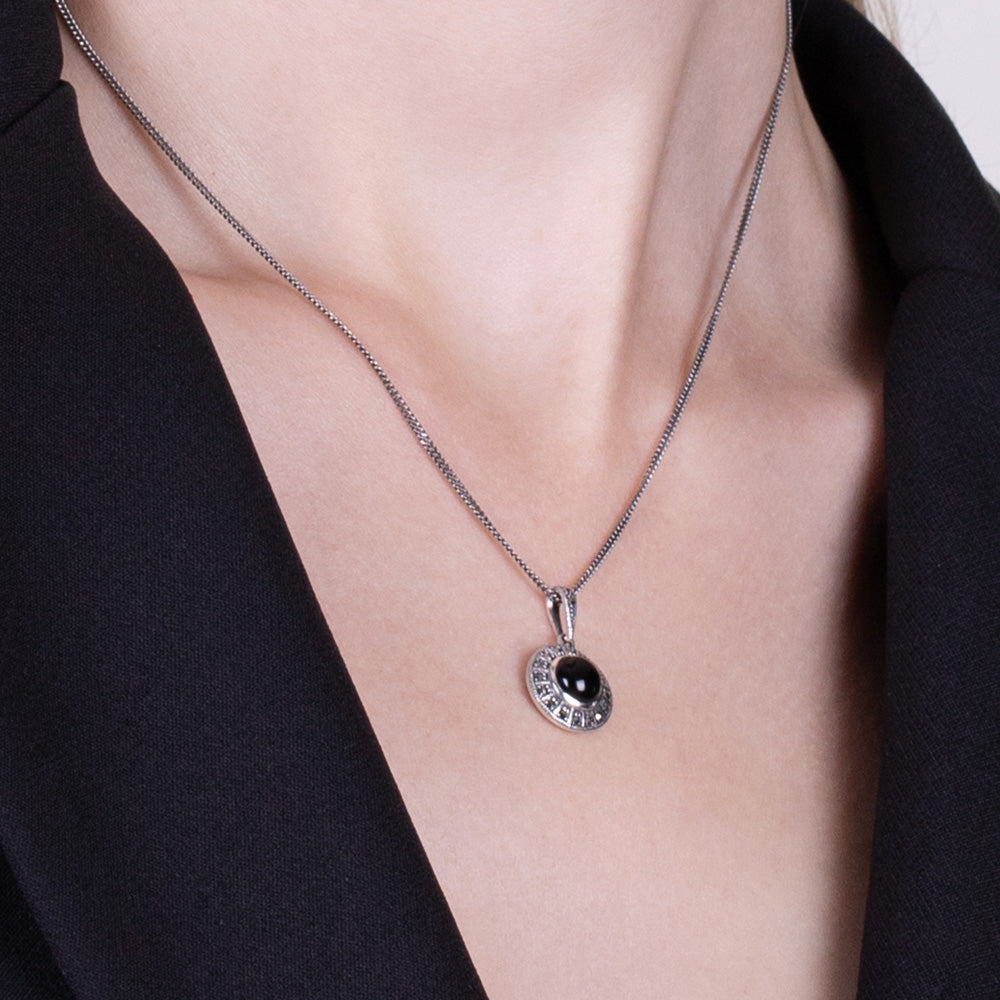 Runder schwarzer Onyx-Cabochon &amp; Markasit-Anhänger im Art-Deco-Stil aus Sterlingsilber