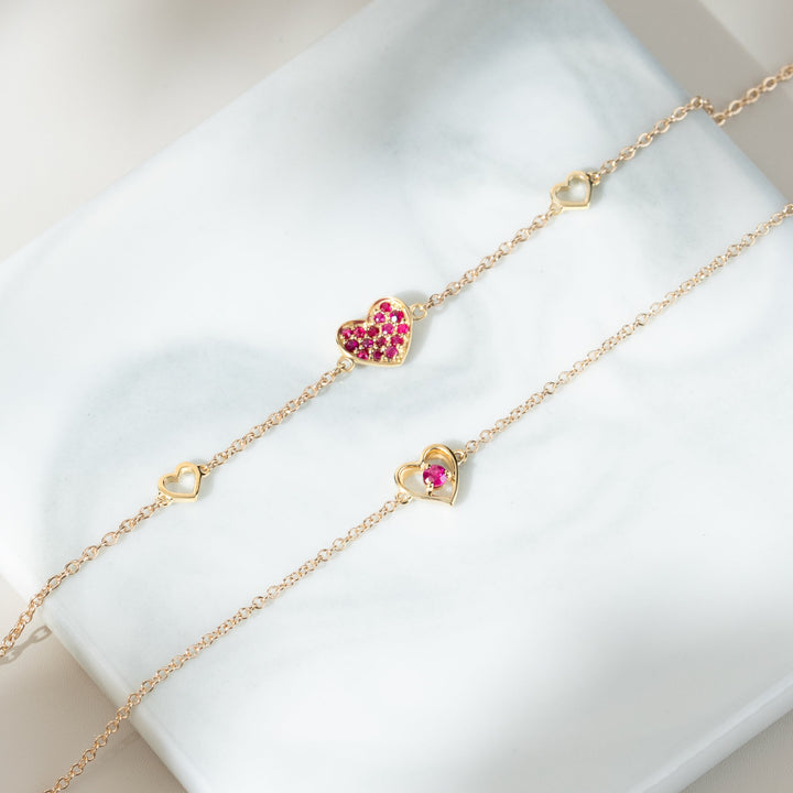 Klassisches rundes Rubin-Liebesherz-Armband mit einem einzelnen Stein in 9 Karat Gelbgold