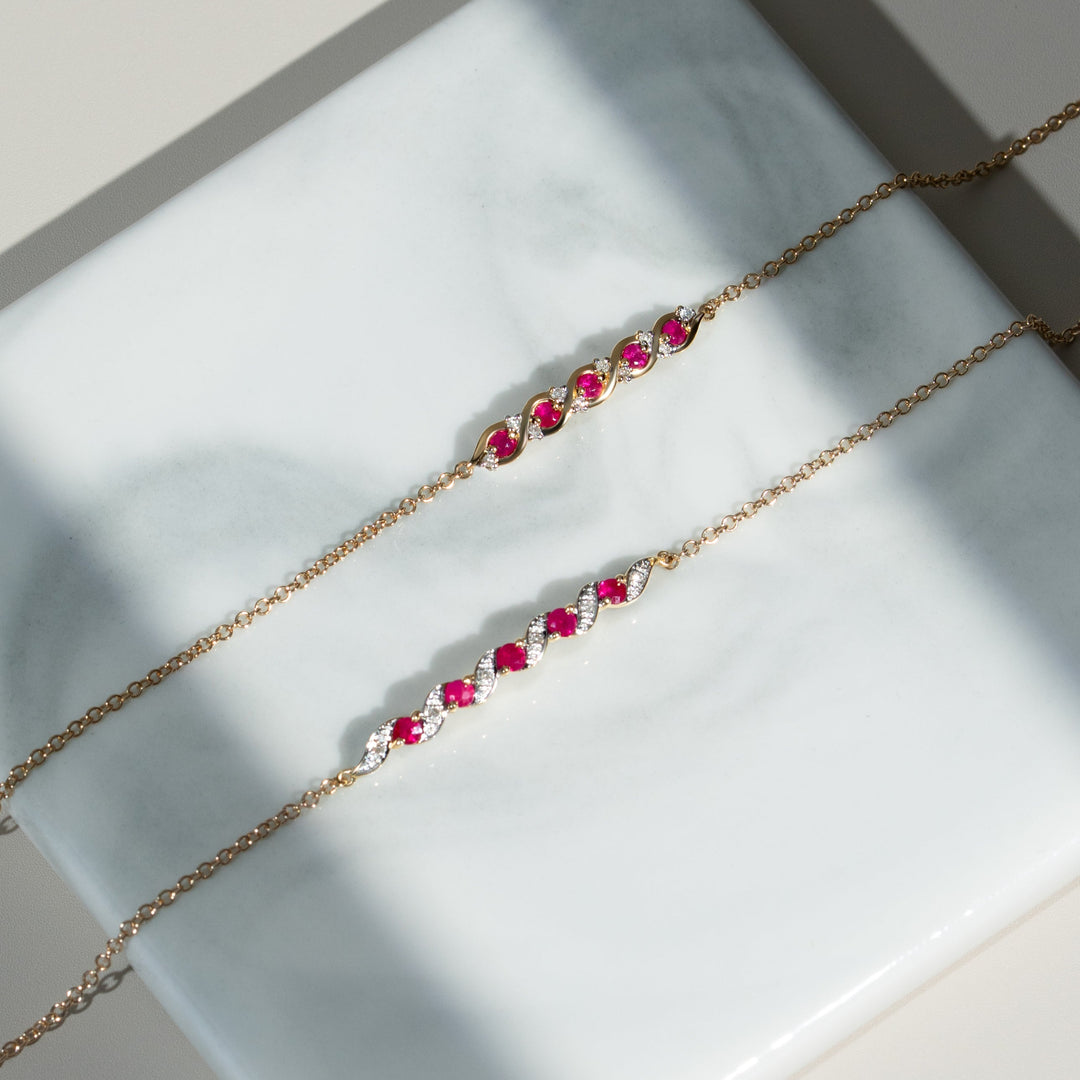 Gedrehtes Armband im klassischen Stil mit fünf Rubinen und Diamanten in 9 Karat Gelbgold