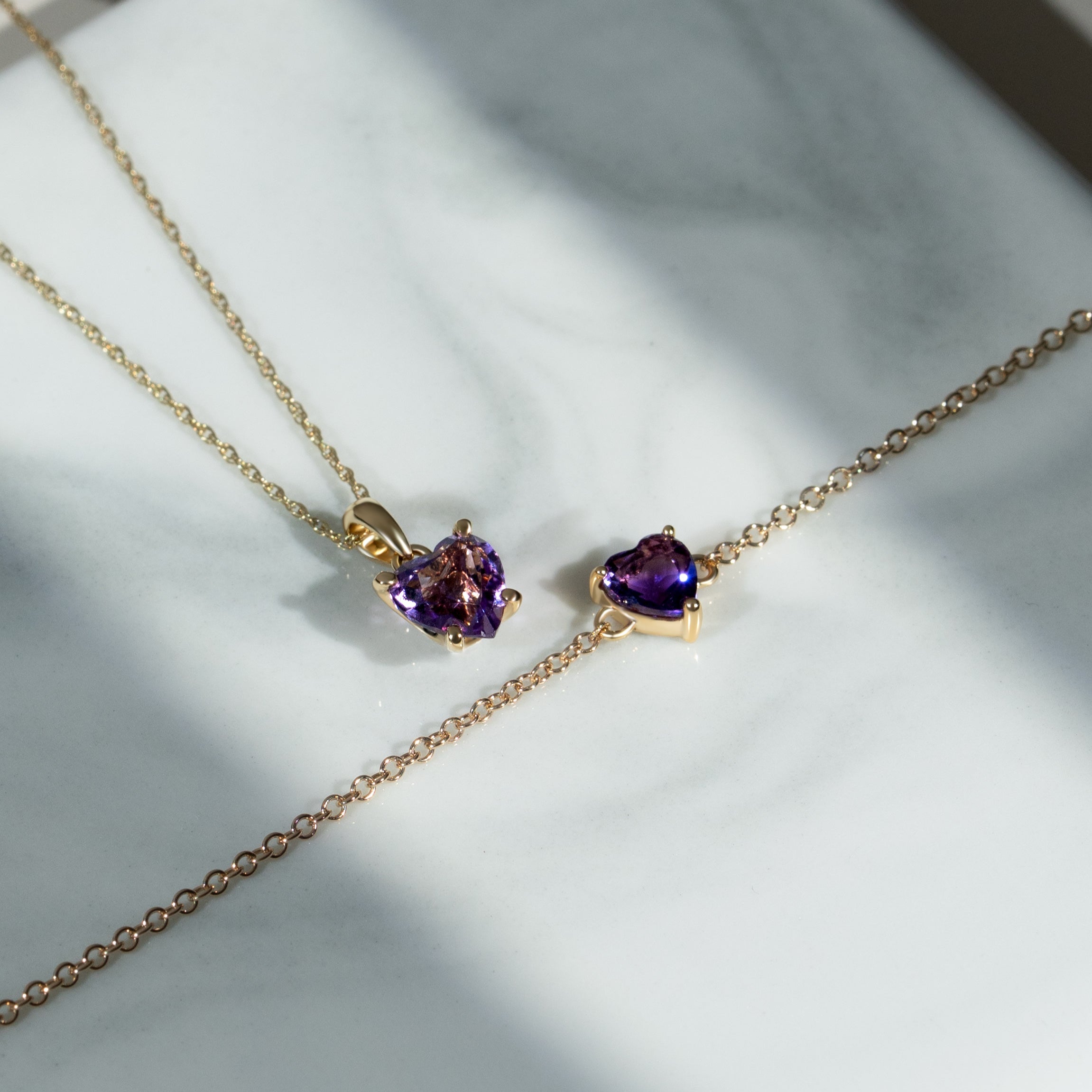 Petite Heart Amethyst Armband in 9 Karat Gelbgold