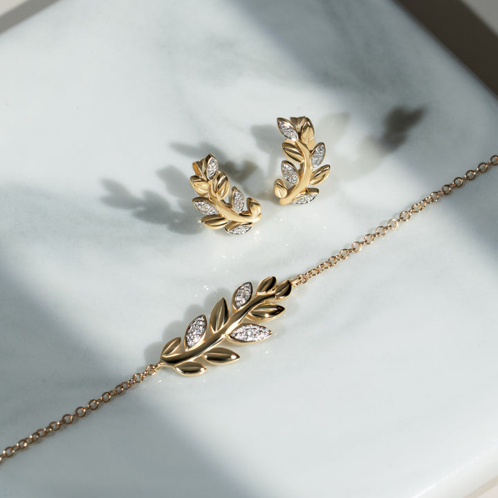 O Leaf Diamond Pave Ohrstecker in 9 Karat Gelbgold