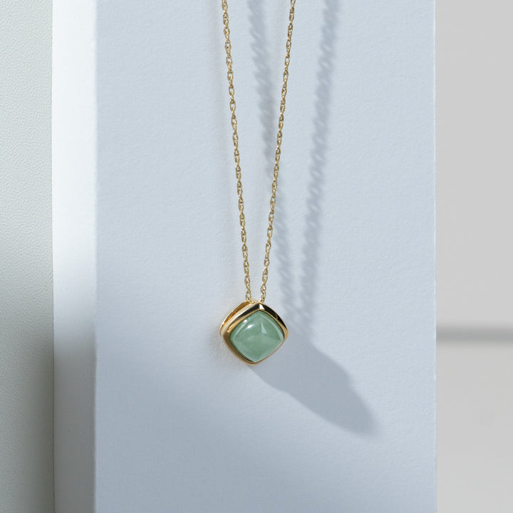 Classic Cushion Green Jade Bezel Set Anhänger in 9 Karat Gelbgold