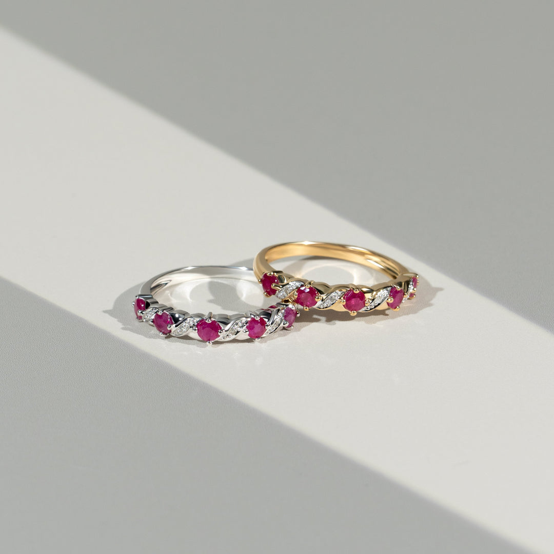 Klassischer runder halber Ewigkeitsring aus Rubinen und Diamanten in 9 Karat Weißgold