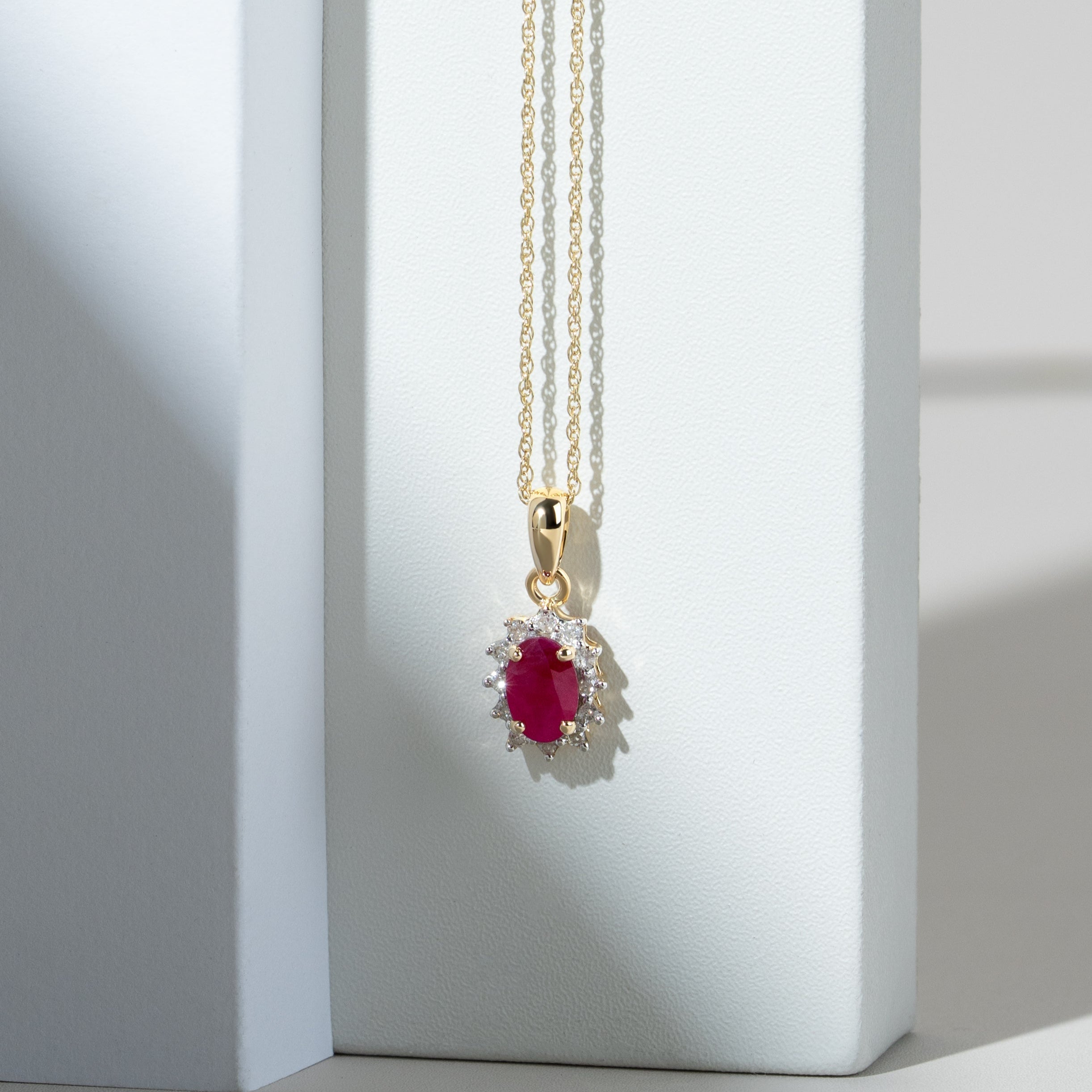 Klassischer ovaler Rubin- und Diamant-Cluster-Anhänger in 9 Karat Gelbgold