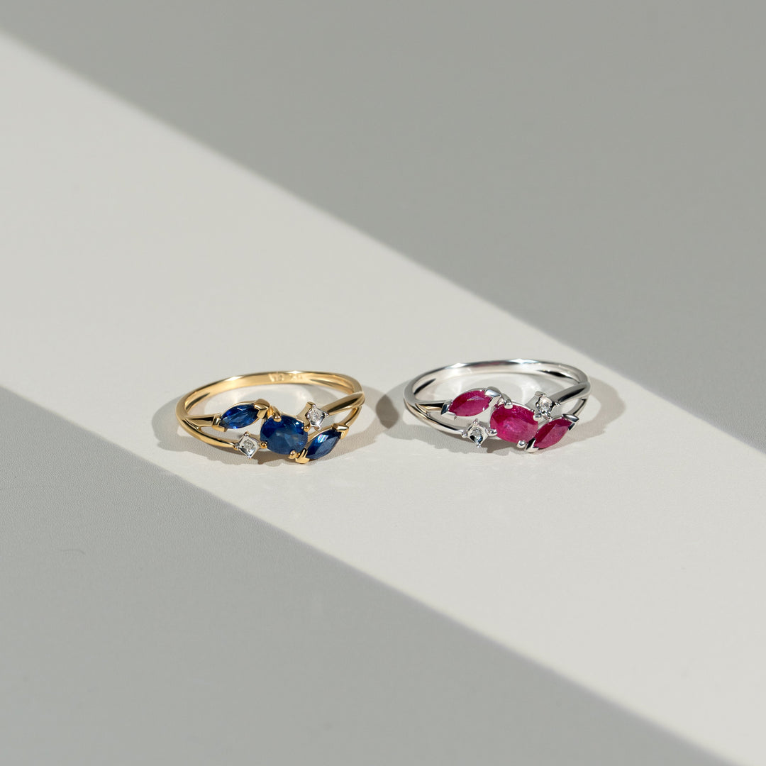 Zeitgenössischer hellblauer Marquise-Saphir- und Diamant-Drei-Steine-Ring in 9 Karat Gelbgold