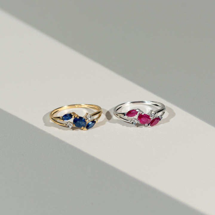 Zeitgenössischer hellblauer Marquise-Saphir- und Diamant-Drei-Steine-Ring in 9 Karat Gelbgold