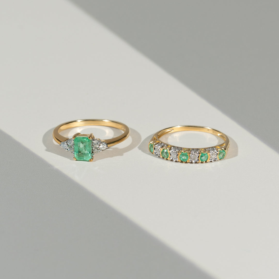 Klassischer Ewigkeitsring mit Smaragden und Diamanten in 9 Karat Gelbgold