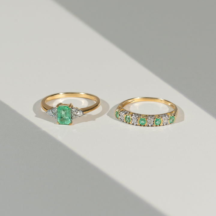 Klassischer Ewigkeitsring mit Smaragden und Diamanten in 9 Karat Gelbgold