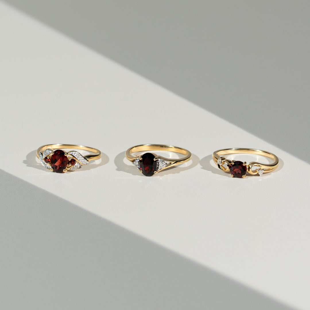 Klassischer runder Granat- und Diamantring in 9 Karat Gelbgold