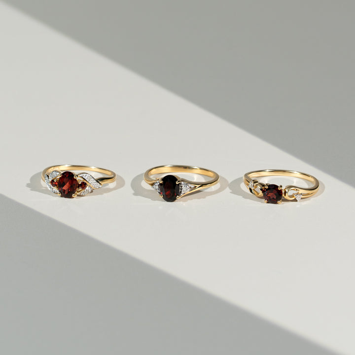 Klassischer runder Granat- und Diamantring in 9 Karat Gelbgold