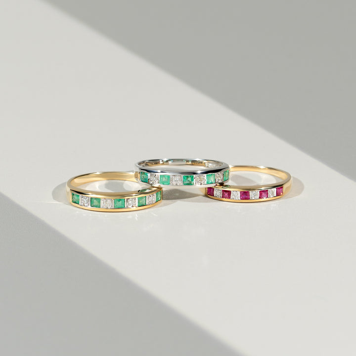 Klassischer quadratischer halber Ewigkeitsring aus Rubinen und Diamanten in 9 Karat Gelbgold