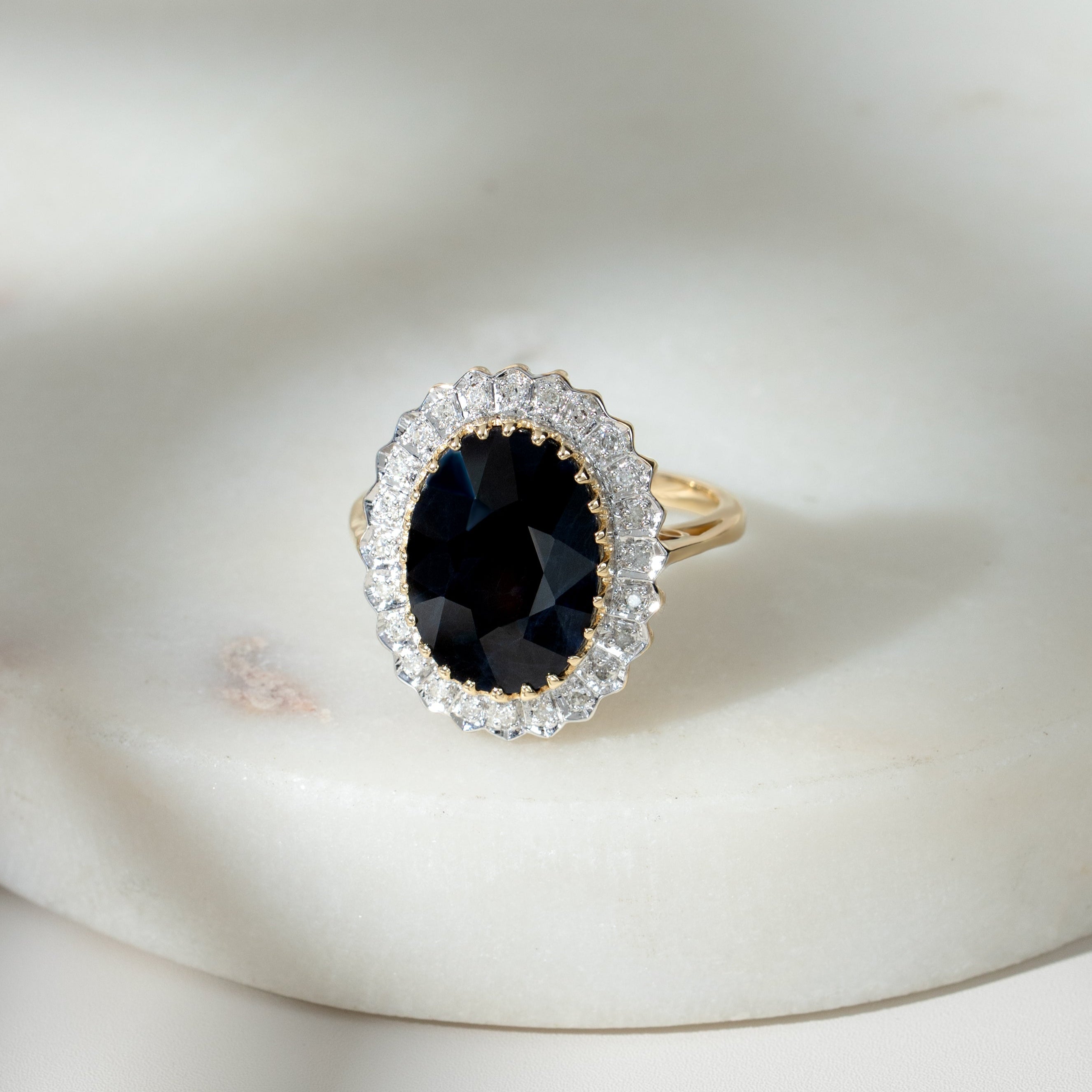 Klassischer Luxe-Ring mit dunklen Saphiren und Diamanten in 9 Karat Gold