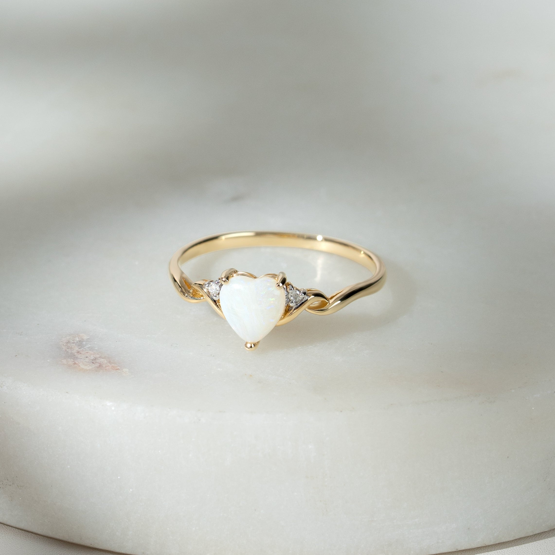 Klassischer Opal- und Diamanten-Herzring in 9 Karat Gelbgold