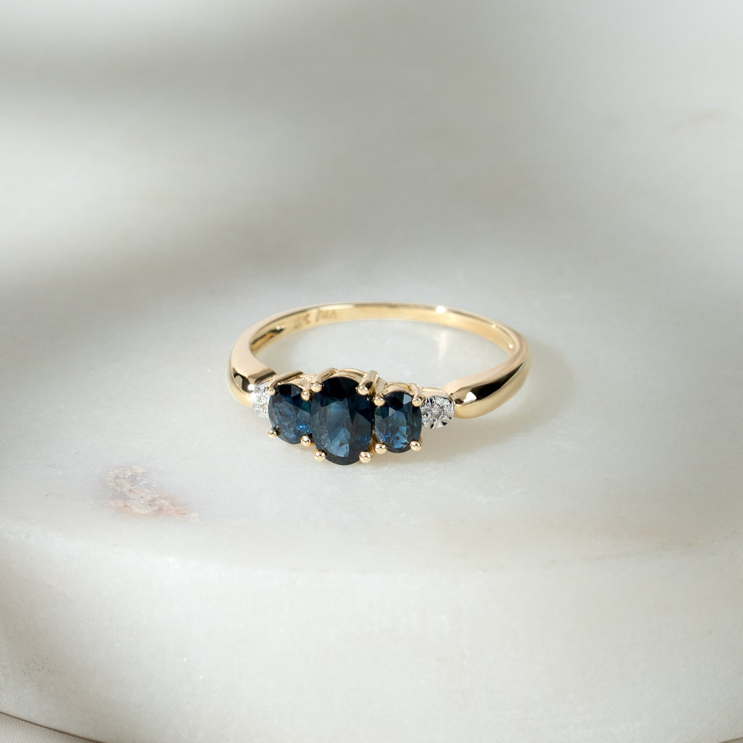 Klassischer ovaler Saphir- und Diamant-Trilogie-Ring in 9 Karat Gelbgold