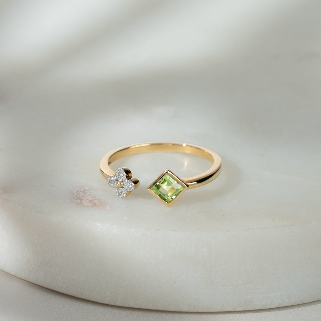 Zeitgenössischer offener Ring mit Peridot und Diamanten in 9 Karat Gelbgold