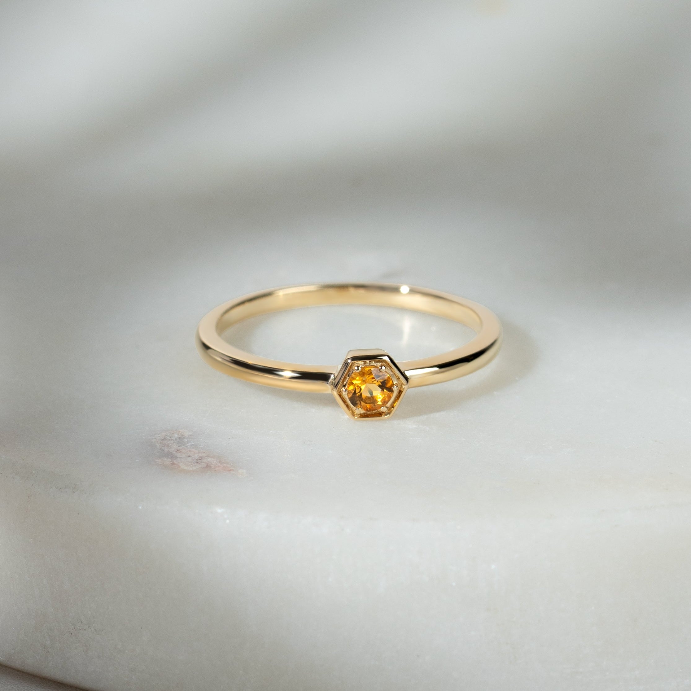 Von Bienenwaben inspirierter Citrin-Solitärring in 9 Karat Gelbgold