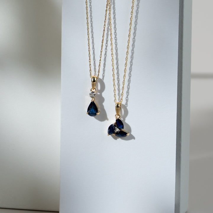 Klassischer Birnen-Saphir &amp; Diamant-Anhänger in 9 Karat Gelbgold