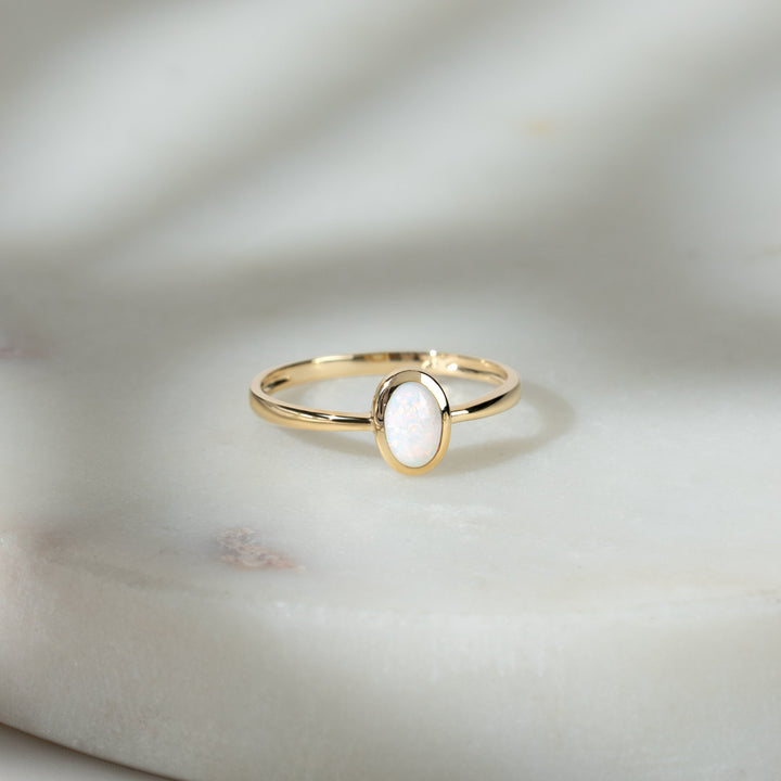 Klassischer ovaler Opalring aus 9 Karat Gelbgold