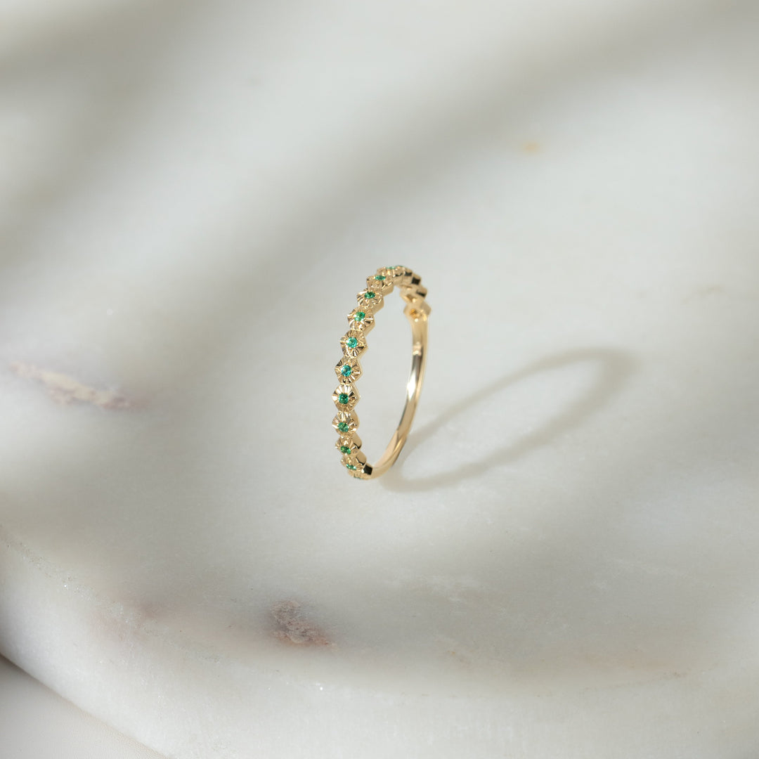 Halbe Ewigkeit Smaragdbandring aus 9 Karat Gelbgold