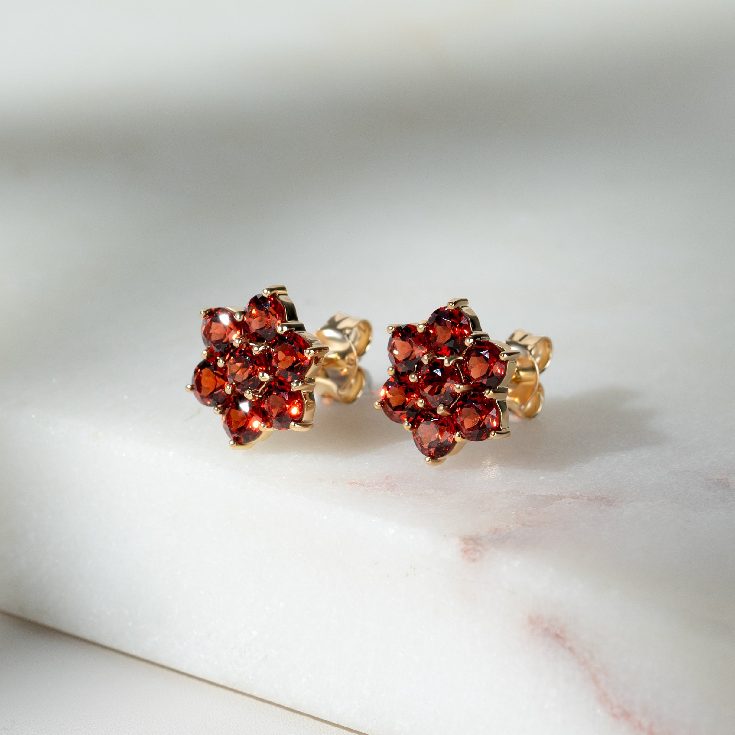 Florale runde Granat-Cluster-Ohrstecker in 9 Karat Gelbgold