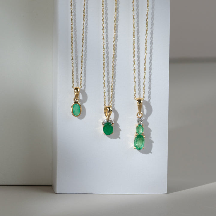 Klassischer ovaler Smaragd &amp; Diamant Twisted Bale Anhänger in 9 Karat Gelbgold