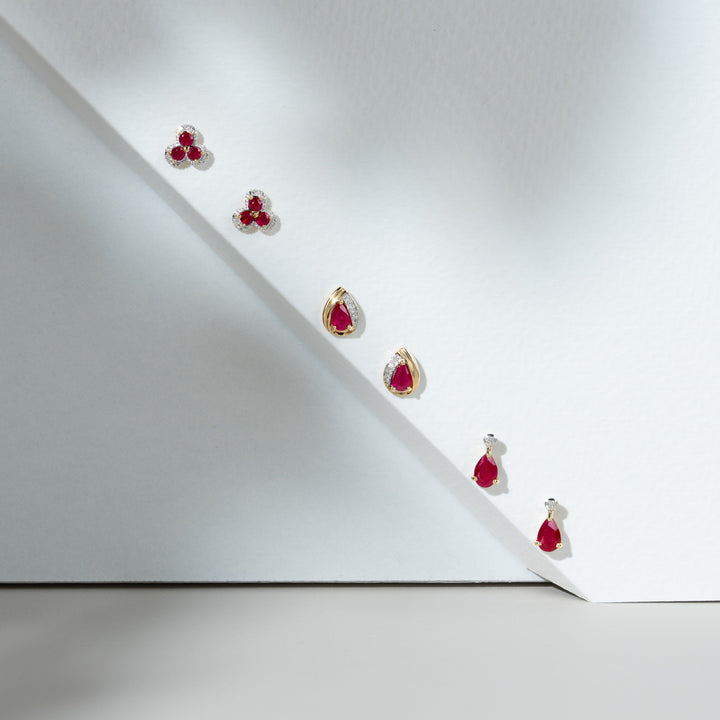 Klassische Birnen-Rubin- und Diamant-Tropfen-Ohrstecker in 9 Karat Gelbgold