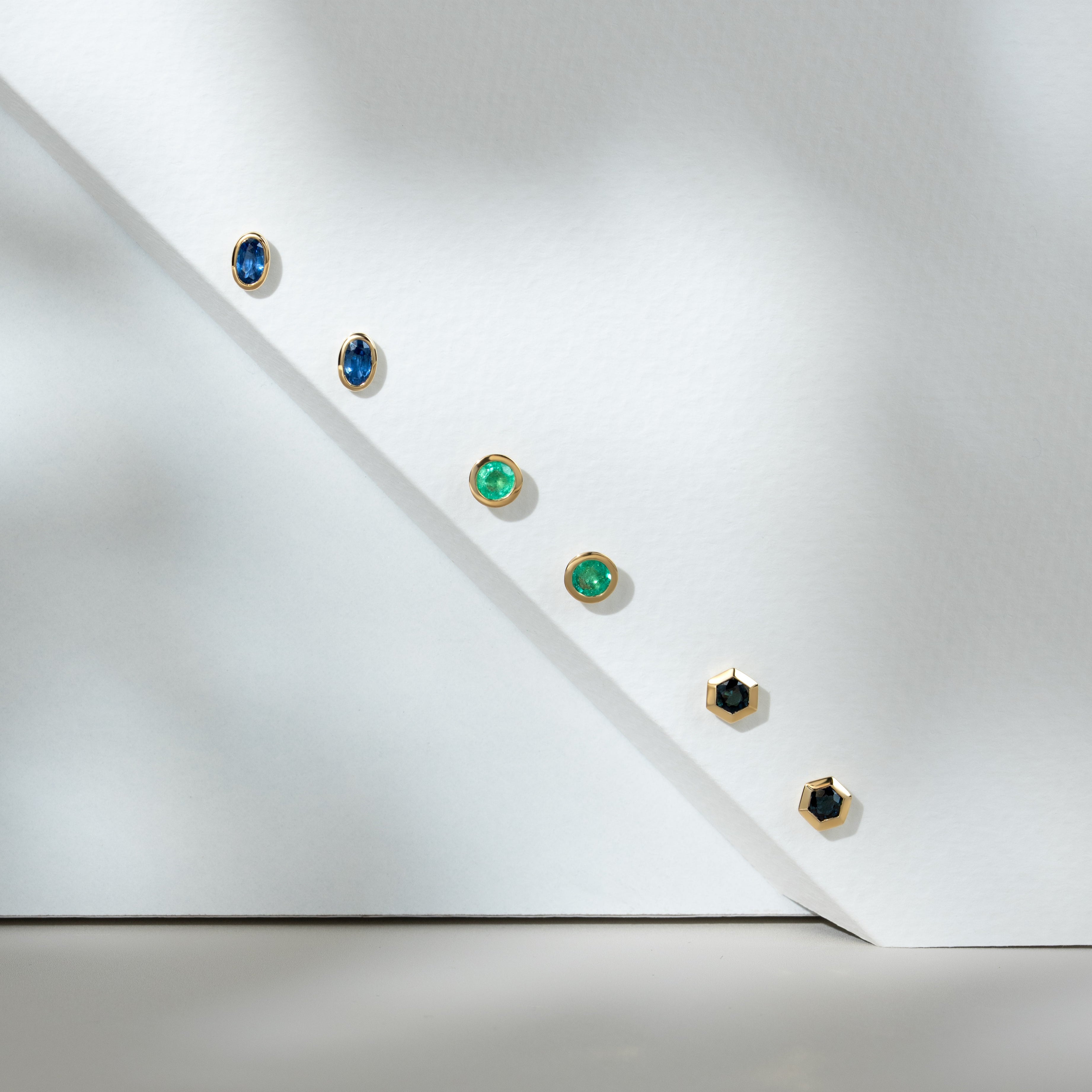 Klassische runde Smaragd-Lünette Ohrstecker in 9 Karat Gelbgold