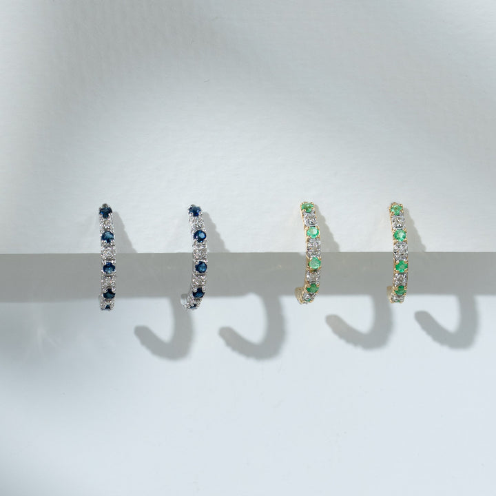 Klassische runde Halbcreolen mit Saphir und Diamanten in 9 Karat Weißgold