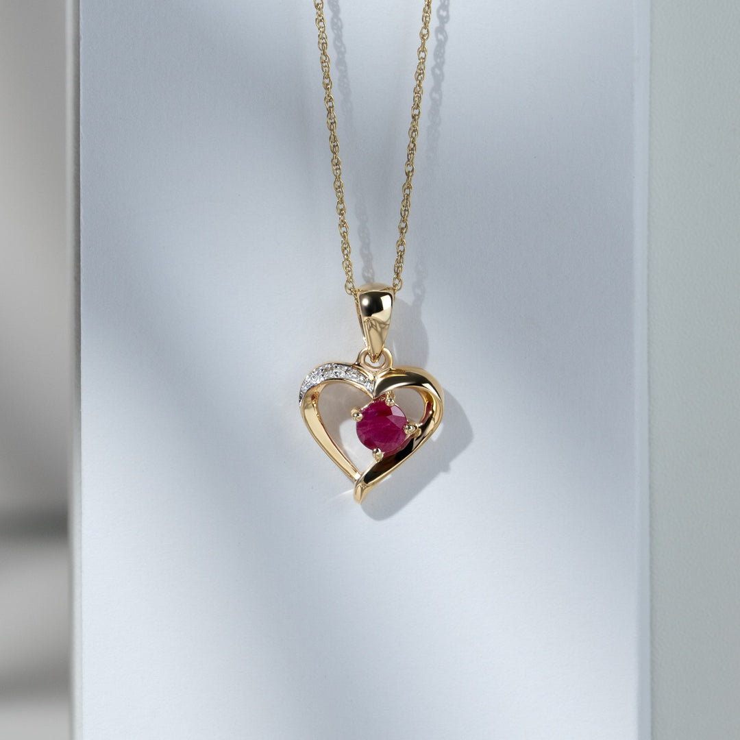 Klassischer runder Rubin- und Diamant-Herzanhänger in 9 Karat Gelbgold