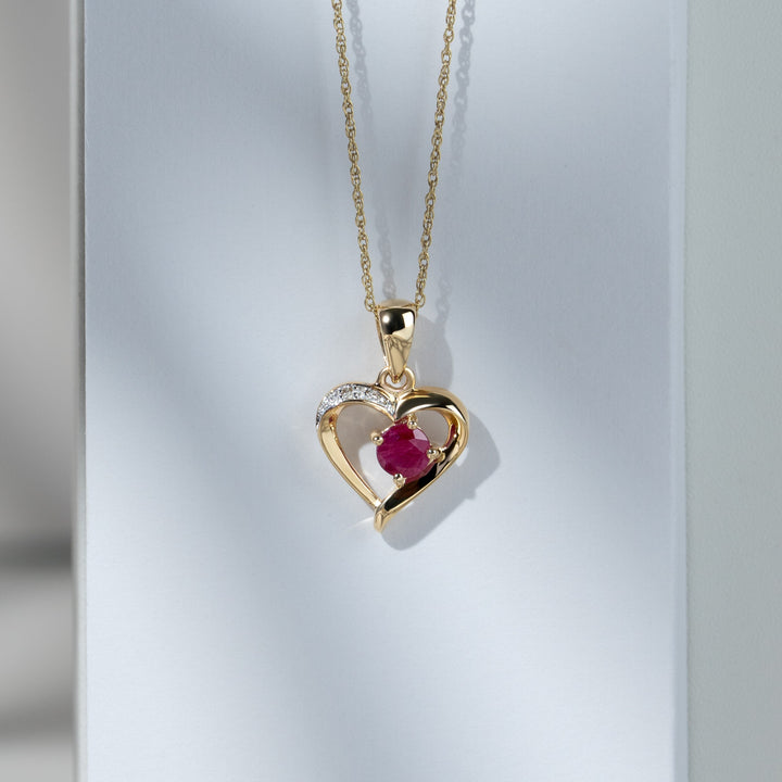 Klassischer runder Rubin- und Diamant-Herzanhänger in 9 Karat Gelbgold