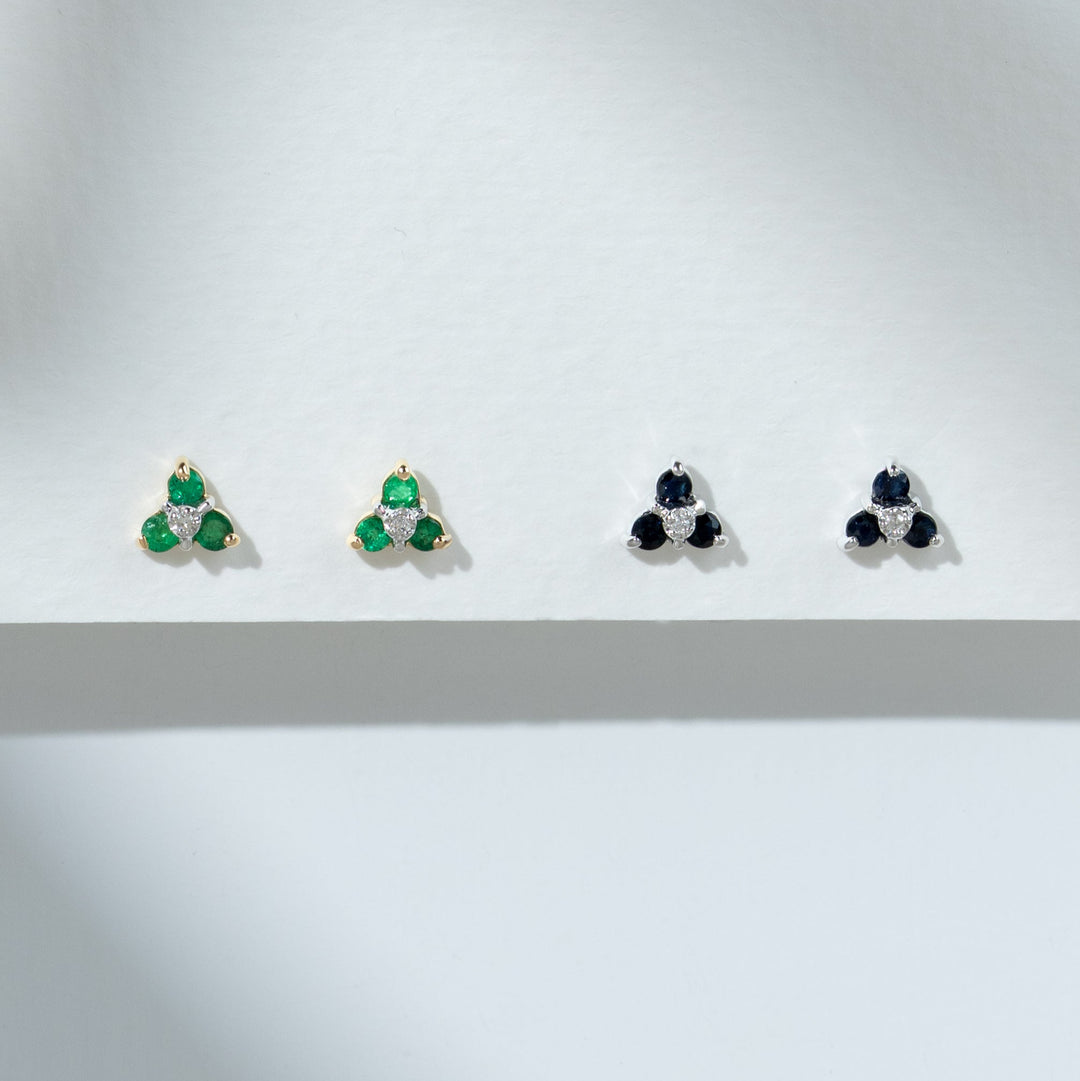 Florale runde Smaragd- und Diamant-Cluster-Ohrstecker in 9 Karat Gelbgold