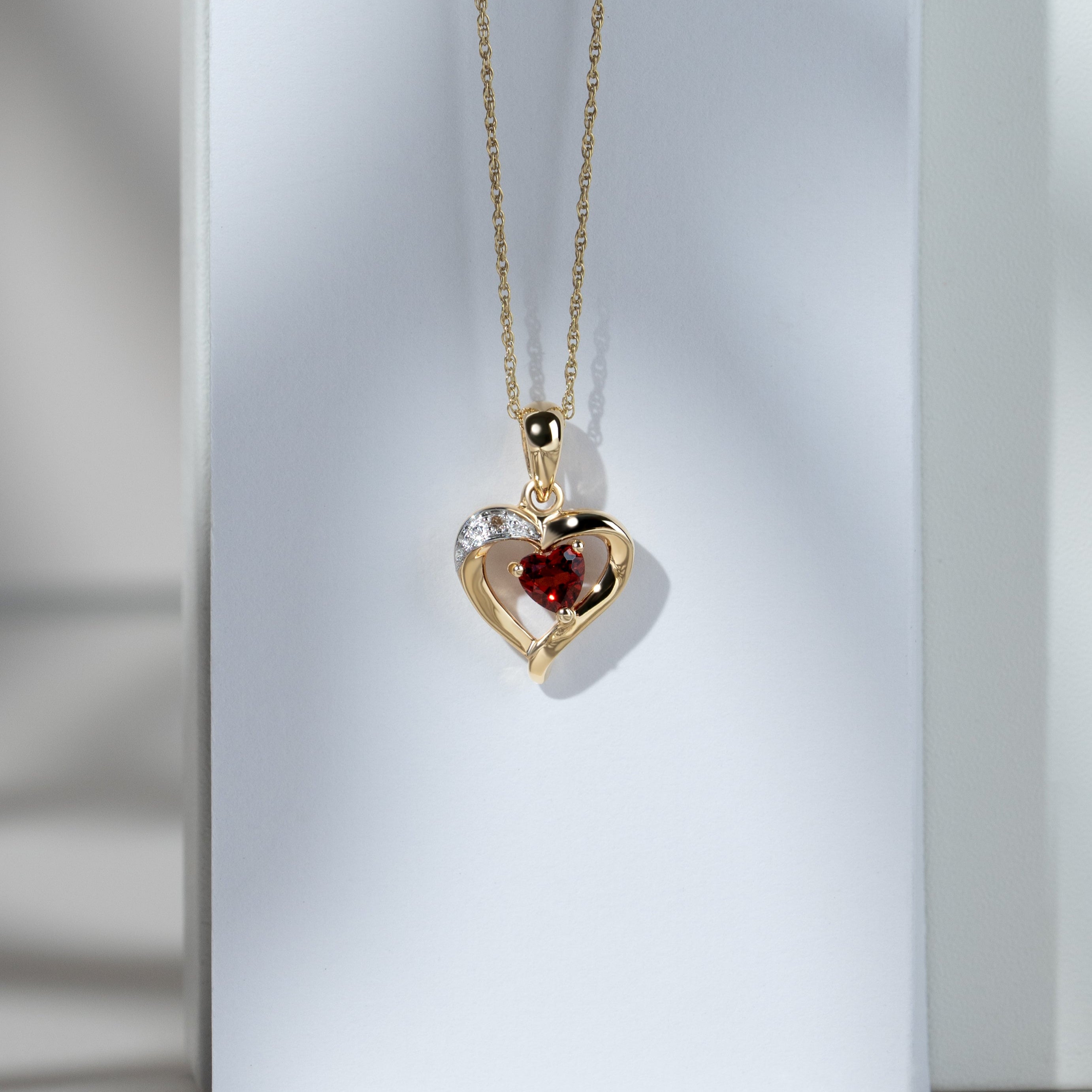 Klassischer Herz-Granat &amp; Diamant-Anhänger in 9 Karat Gelbgold