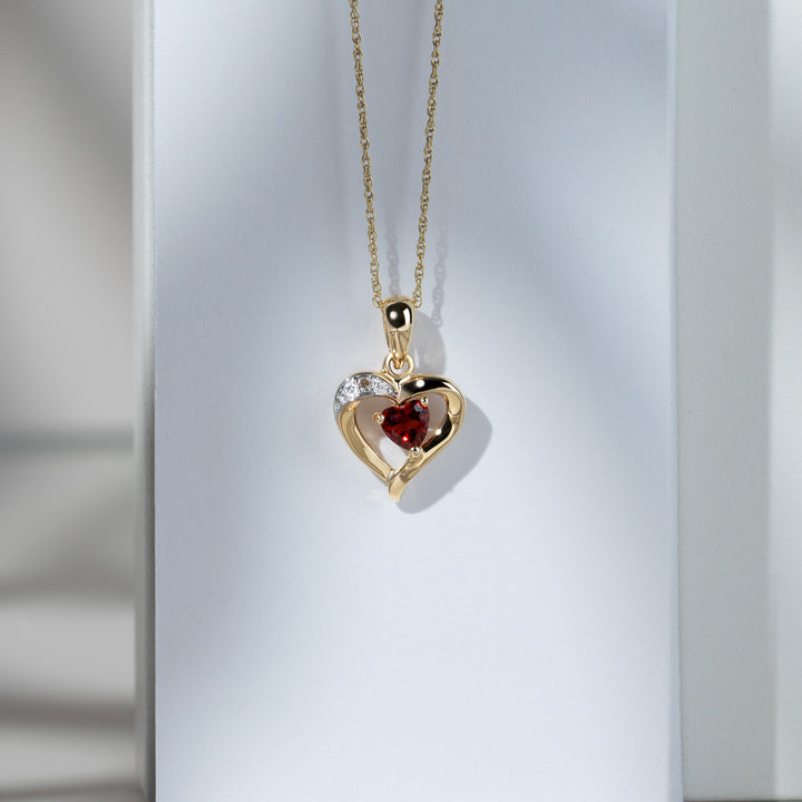 Klassischer Herz-Granat &amp; Diamant-Anhänger in 9 Karat Gelbgold