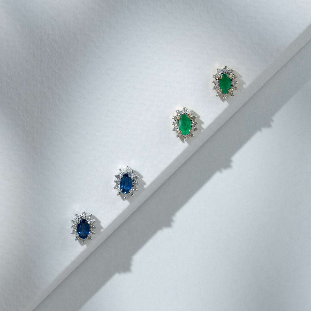 Klassische ovale Smaragd- und Diamant-Cluster-Ohrstecker in 9 Karat Gelbgold