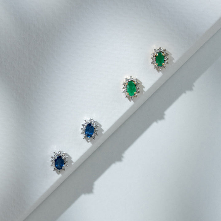 Klassische ovale Smaragd- und Diamant-Cluster-Ohrstecker in 9 Karat Gelbgold