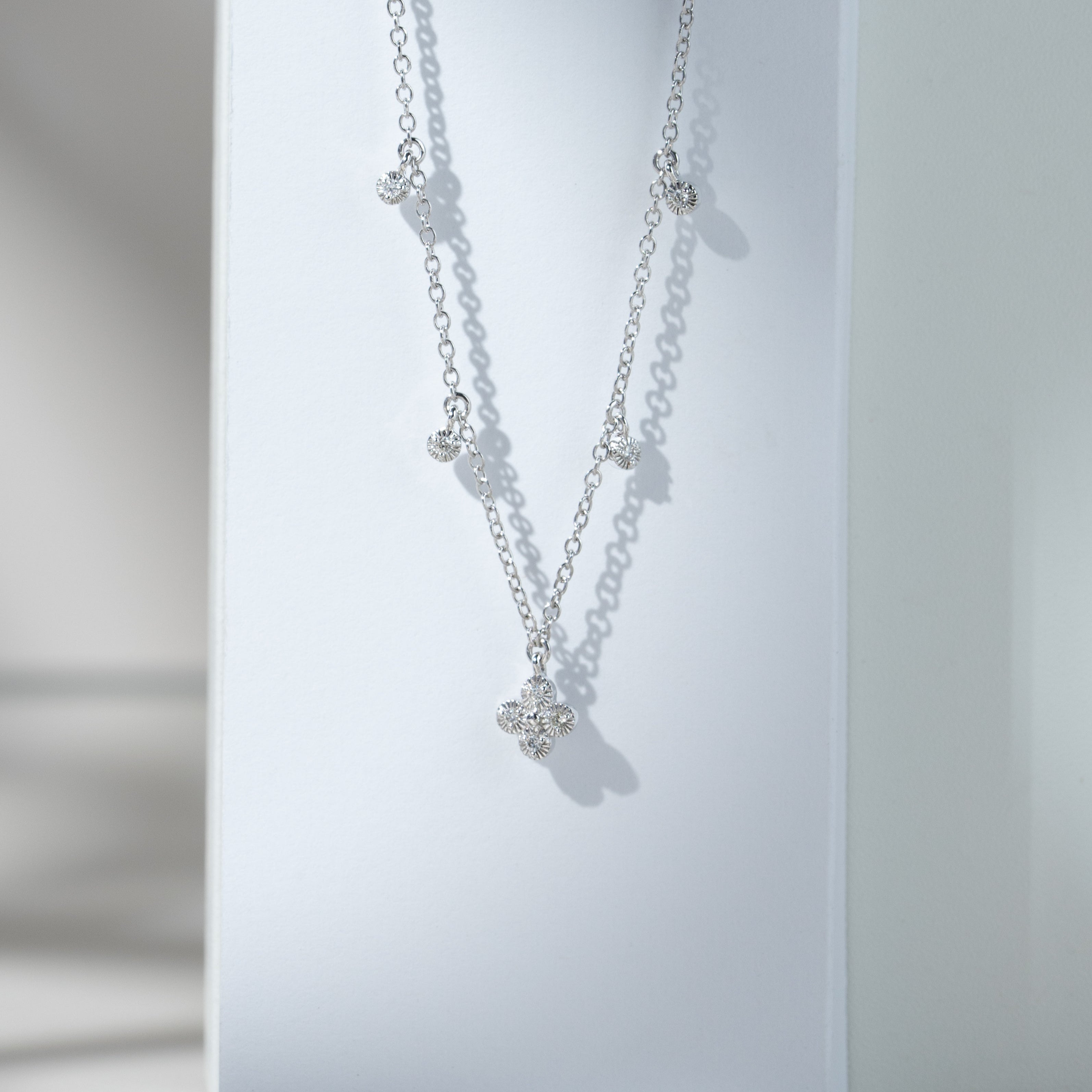Diamond Flowers Choker Charm Halskette aus 9 Karat Weißgold