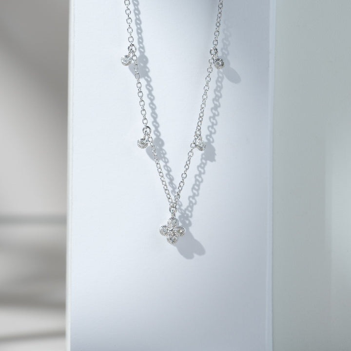 Diamond Flowers Choker Charm Halskette aus 9 Karat Weißgold