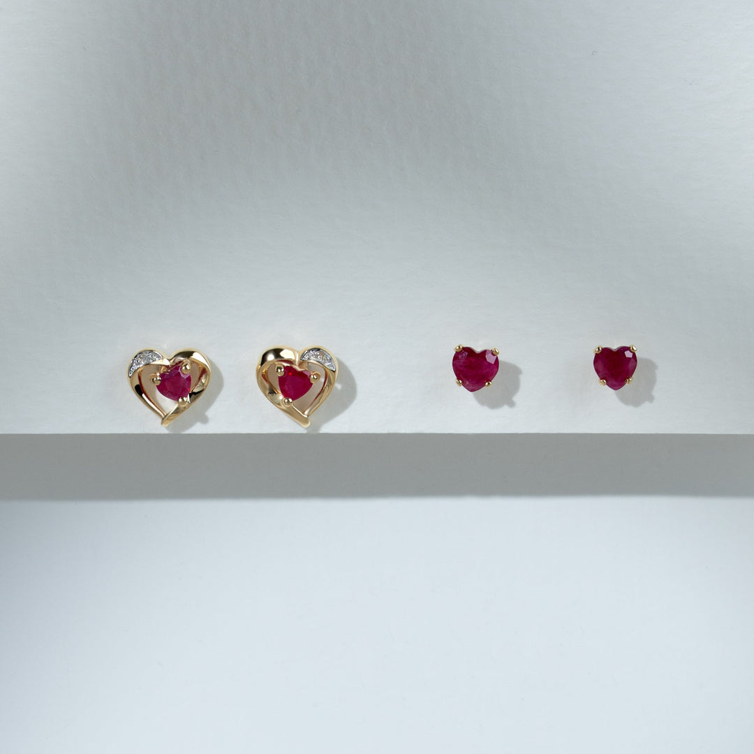 Klassische Herz-Rubin- und Diamant-Ohrstecker in 9 Karat Gelbgold