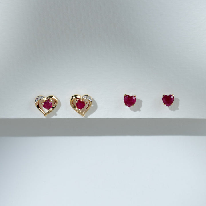 Klassische Herz-Rubin- und Diamant-Ohrstecker in 9 Karat Gelbgold