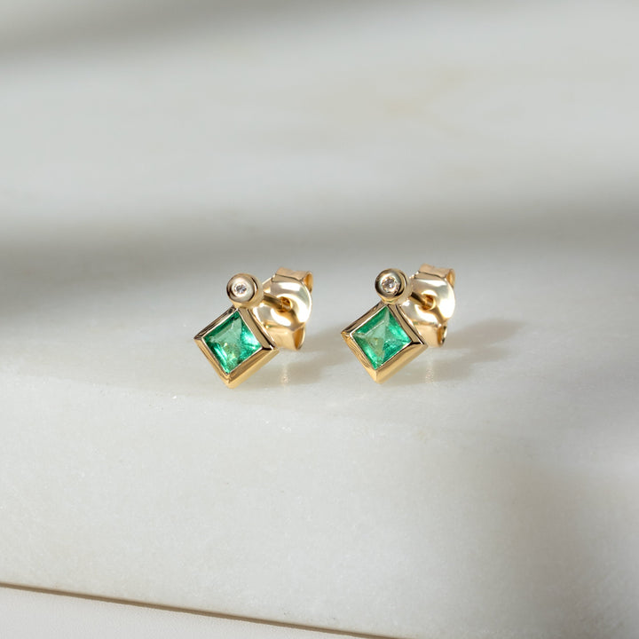 Klassische quadratische Smaragd- und Diamant-Lünette Ohrstecker in 9 Karat Gelbgold
