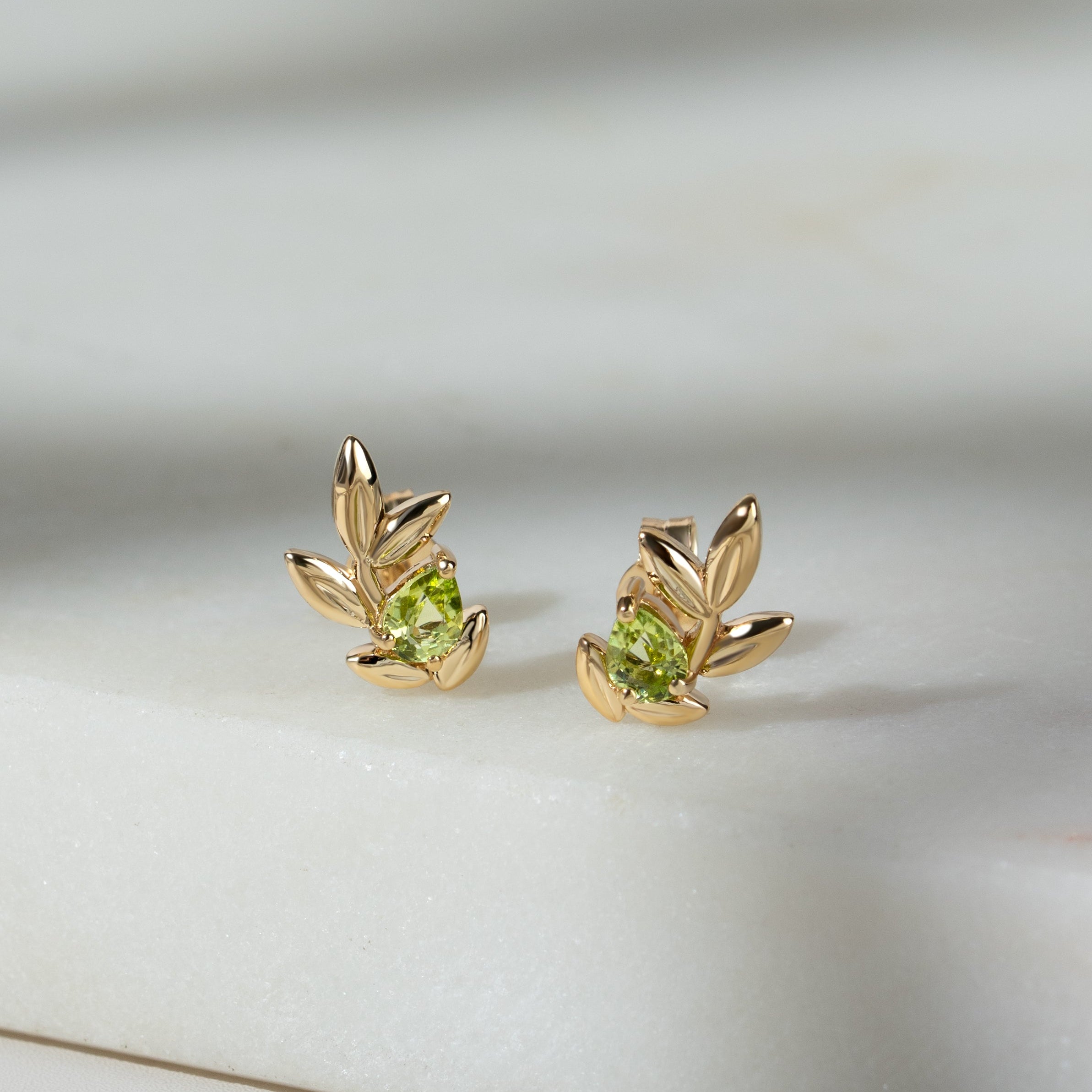 O-Blatt-Peridot-Ohrstecker in 9 Karat Gelbgold