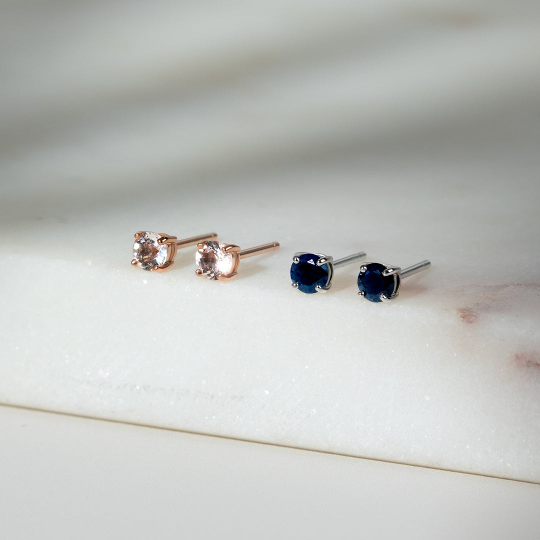 Klassische runde dunkelblaue Saphir-Ohrstecker in 9 Karat Weißgold, 3,5 mm