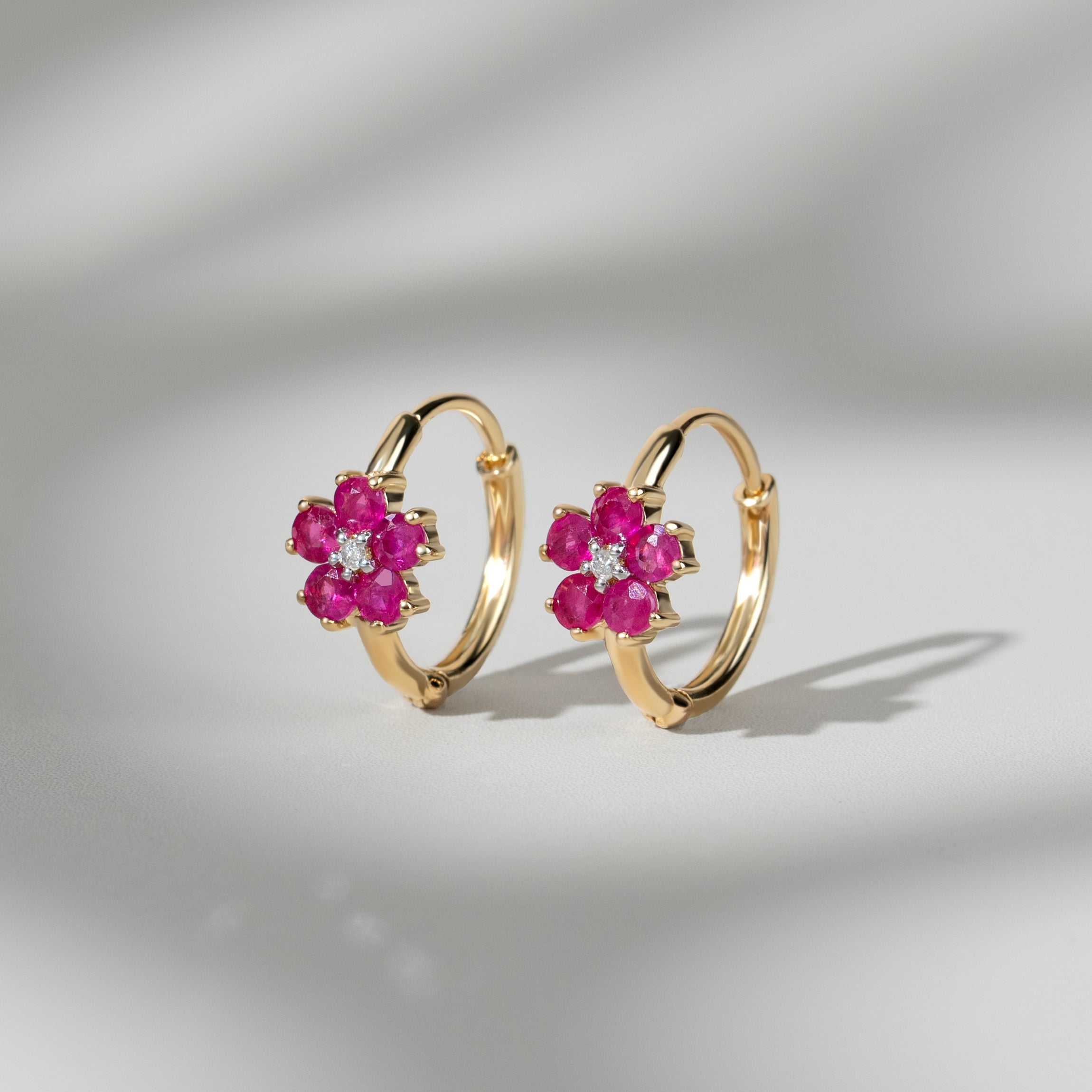 Florale runde Rubin- und Diamant-Creolen in 9 Karat Gelbgold