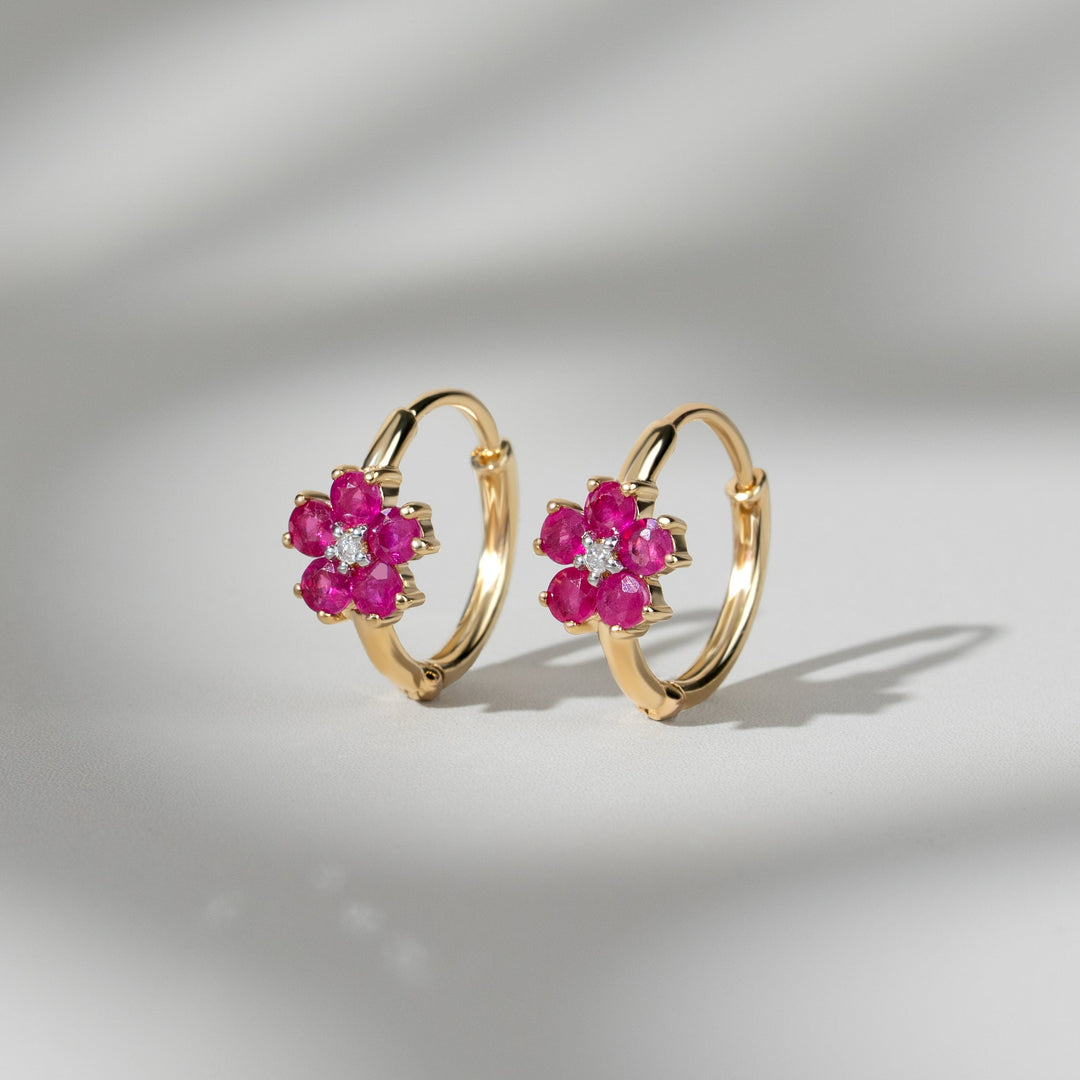 Florale runde Rubin- und Diamant-Creolen in 9 Karat Gelbgold