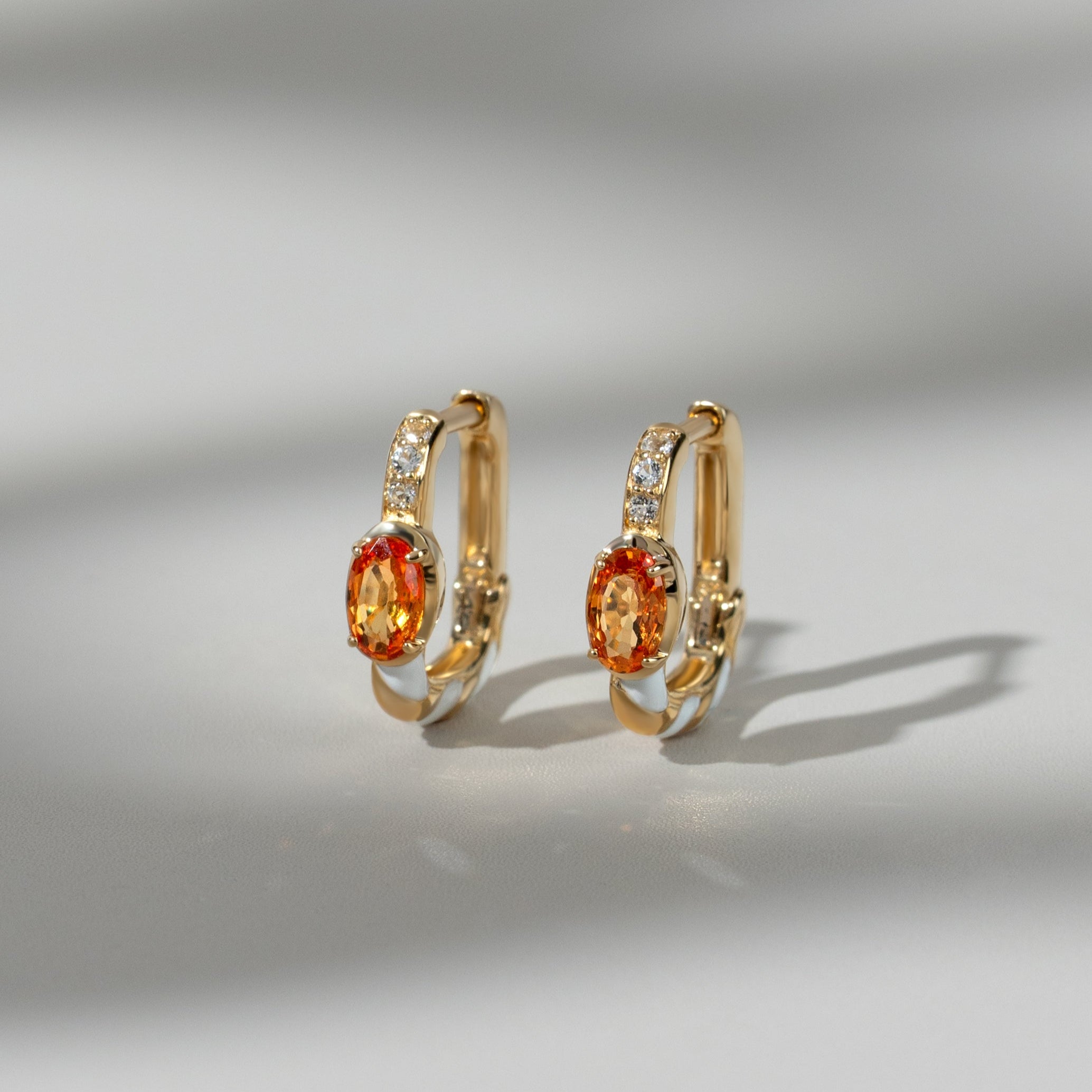 Quadratische Hoop-Ohrringe aus sibirischem Walzertopas und orangefarbenem Saphir in 9 Karat Gold